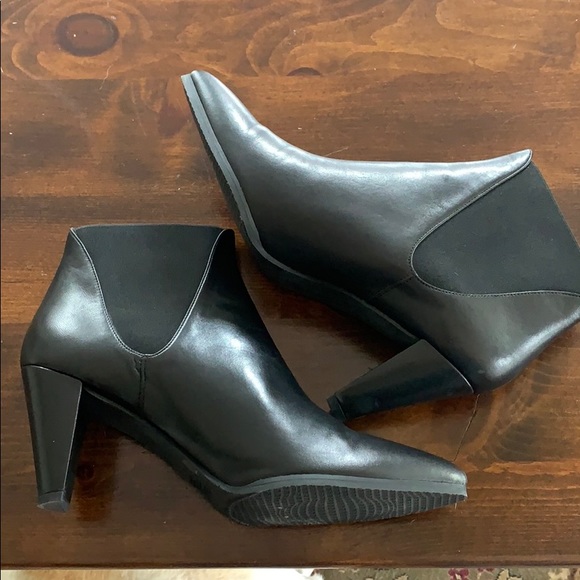 Beautiful leather Stuart Weitzman Booties! Sz 8 - Picture 3 of 6